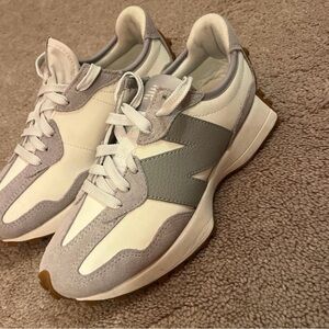 New Balance 327 White and Gray Athletic Shoes Great Condition